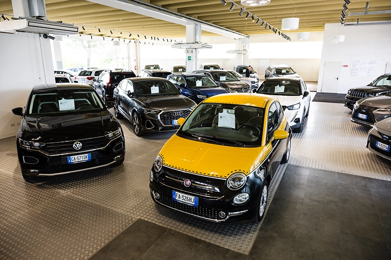 lo showroom moreno con esposizione di auto usate e nuove