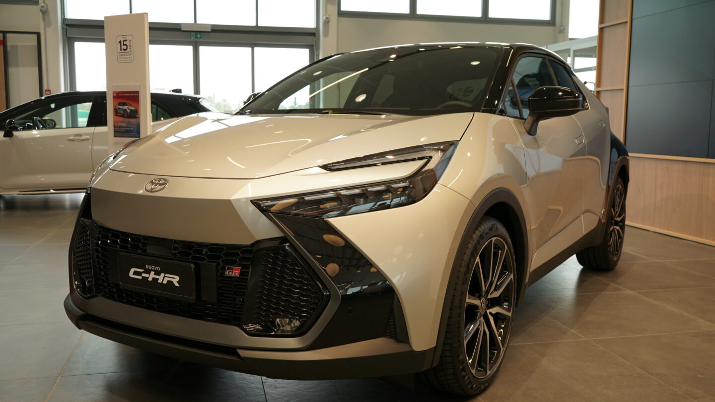 Toyota C-HR hybrid argento: dettaglio frontale