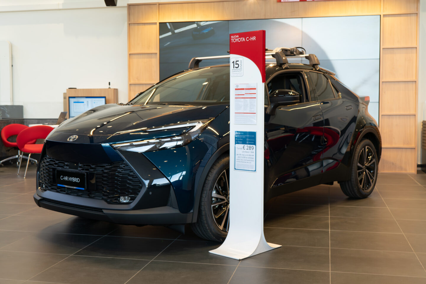 Toyota C-HR in esposizione nello showroom